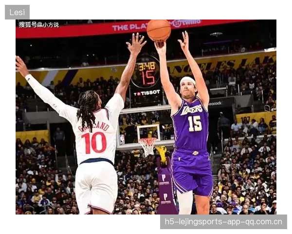 NBA湖人里夫斯拉杆后仰神仙打板得分：篮球艺术的完美呈现